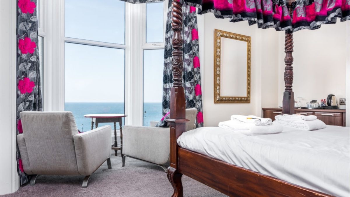 Whitby Hotels and Bed & Breakfasts with Sea Views