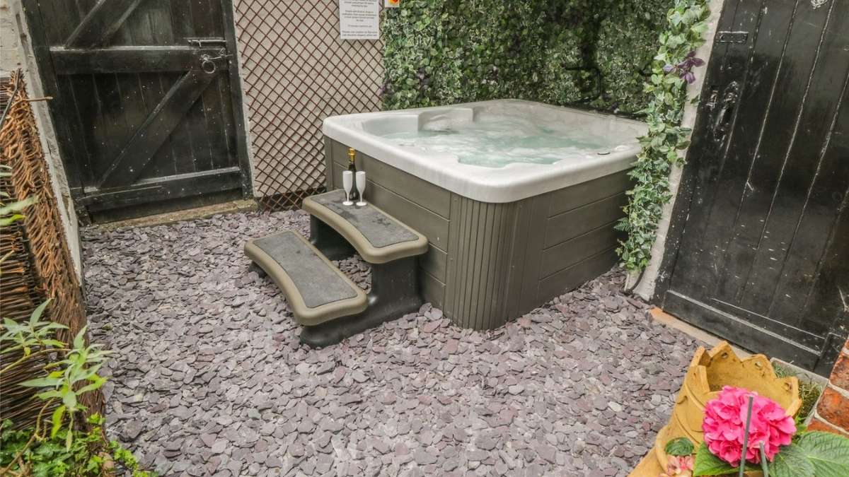 Allium House Cottage with hot tub