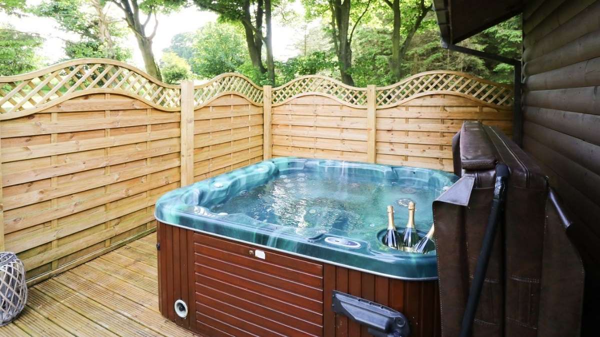 Pond Farm Woodlands holiday cottage with hot tub