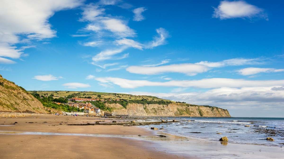 Robin Hood's Bay Robin Hood's Bay is located just 5.5 from Whitby.