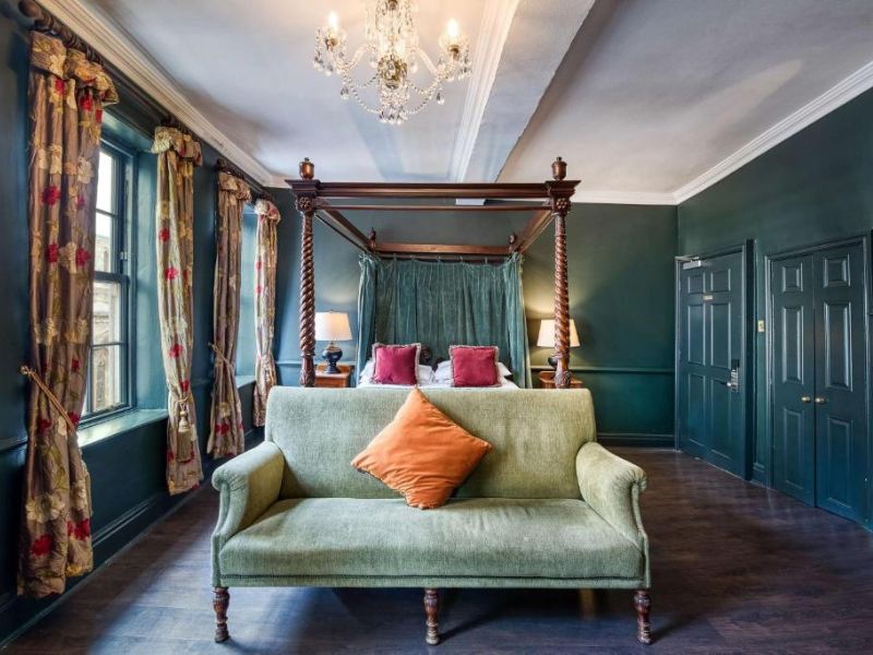 Guy-Fawkes Guy Fawkes Inn offers 13 individually decorated accommodation rooms in York