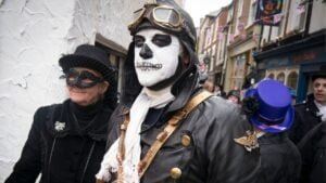 What's the difference between Goth and Steampunk?