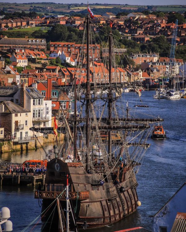 Galeón Andalucía arrives in Whitby