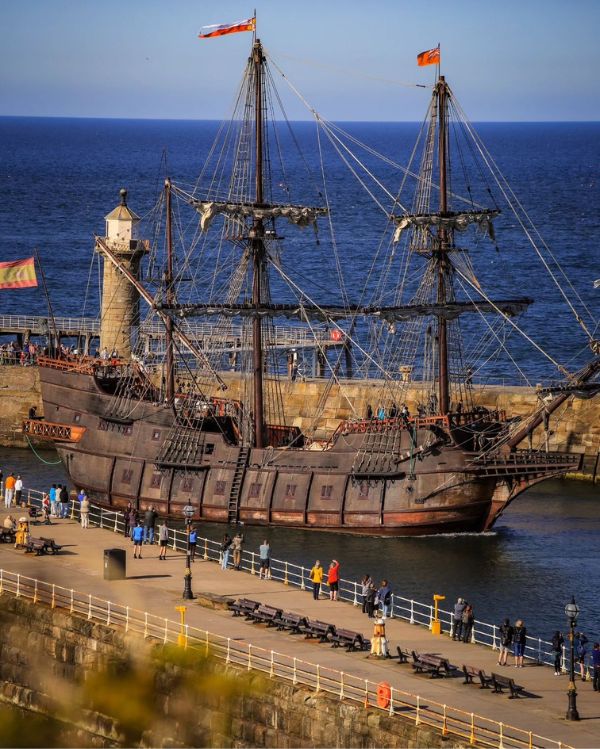 Galeón Andalucía arrives in Whitby